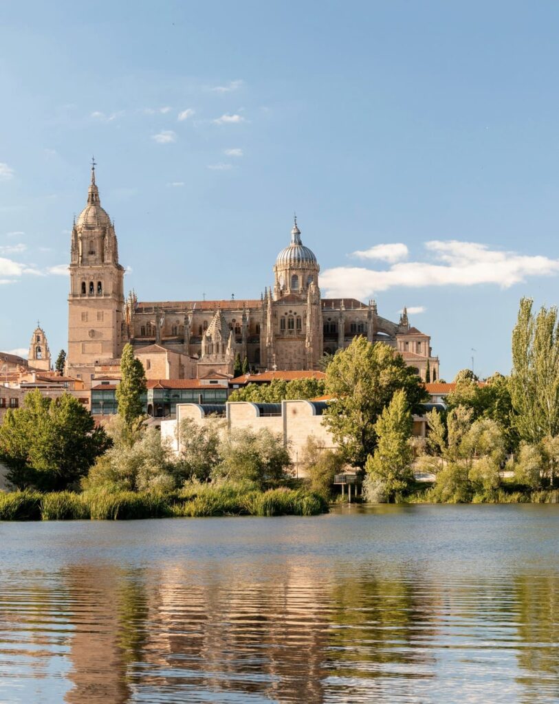Catedral de Salamanca vista desde el otro lado del Río Tormes