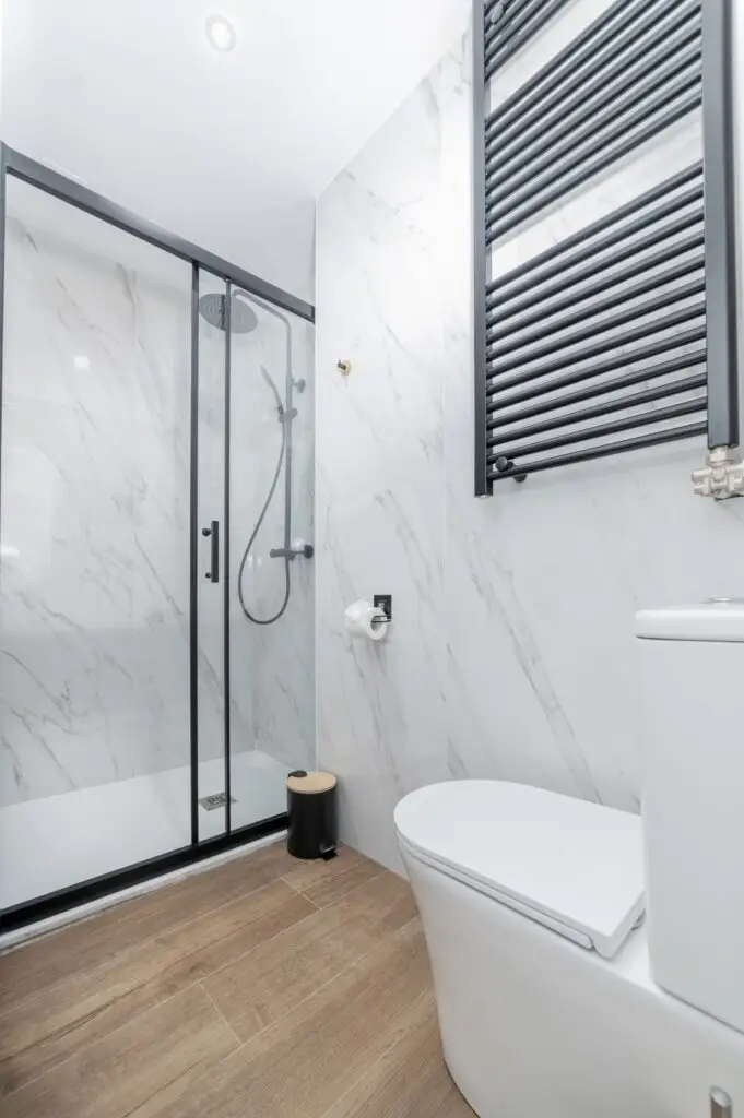 Ducha grande y espaciosa del luminoso y moderno baño.