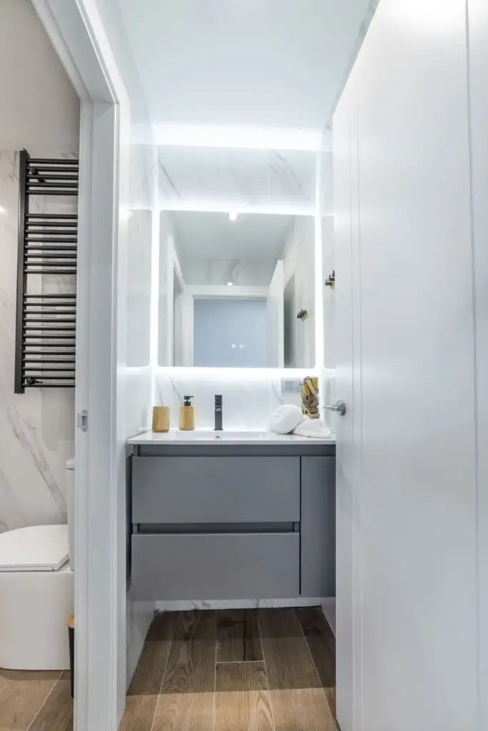 Espejo y lavabo con tocador del baño luminoso y moderno.